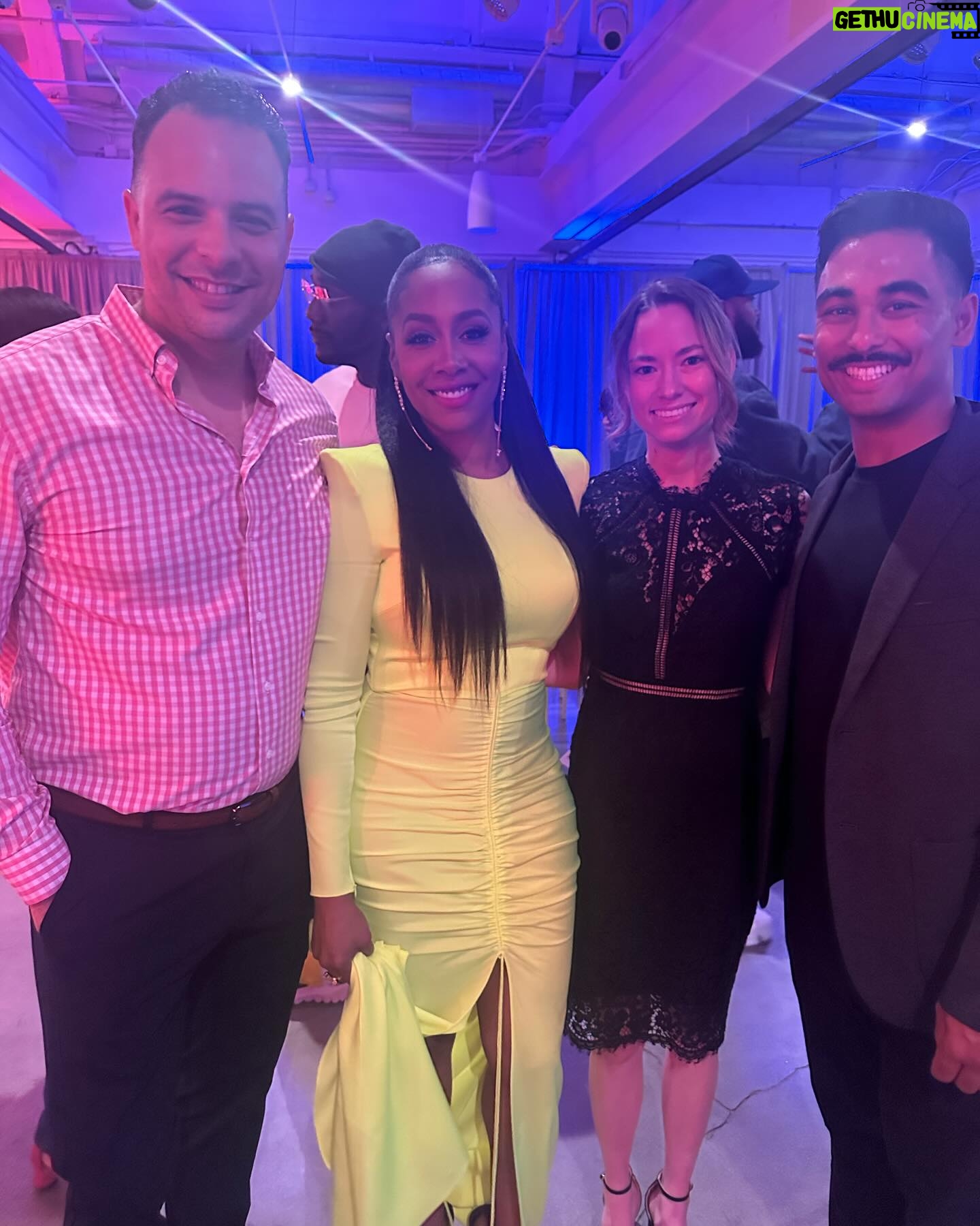 Simone Missick Instagram - About last night…so many reunions… Detroit, Bates Academy, Howard University, In the Red and Brown Water, and my All Rise Family…my heart is full celebrating my friends @diarraoni @jon.chaffin @therealbtc and their new show #diarrafromdetroit 💚 download @betplus for free and watch! @kymmyizabeauty MUA @angelacstyles HAIR @tsmgofashionrental jewelry and bag Arm candy 🍭 @dorianmissick