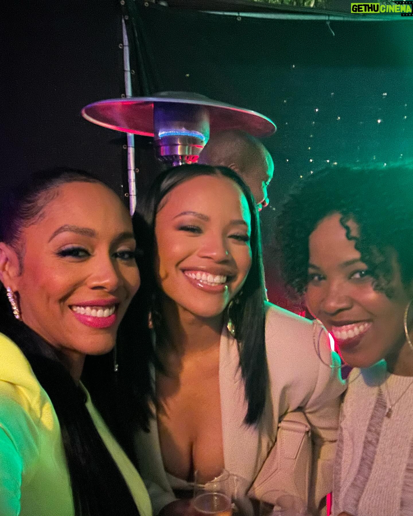 Simone Missick Instagram - About last night…so many reunions… Detroit, Bates Academy, Howard University, In the Red and Brown Water, and my All Rise Family…my heart is full celebrating my friends @diarraoni @jon.chaffin @therealbtc and their new show #diarrafromdetroit 💚 download @betplus for free and watch! @kymmyizabeauty MUA @angelacstyles HAIR @tsmgofashionrental jewelry and bag Arm candy 🍭 @dorianmissick