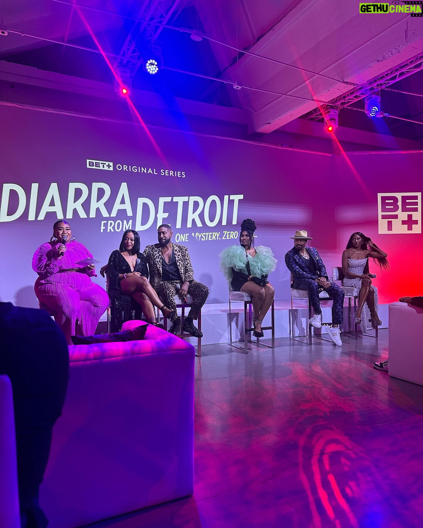 Simone Missick Instagram - About last night…so many reunions… Detroit, Bates Academy, Howard University, In the Red and Brown Water, and my All Rise Family…my heart is full celebrating my friends @diarraoni @jon.chaffin @therealbtc and their new show #diarrafromdetroit 💚 download @betplus for free and watch! @kymmyizabeauty MUA @angelacstyles HAIR @tsmgofashionrental jewelry and bag Arm candy 🍭 @dorianmissick