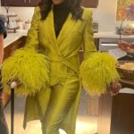 Simone Missick Instagram - LOLA IS EXXXTRA!!! PeriodT. Assignment: Throw a poker party, but make it fashion. Lola: 💁🏽‍♀️ Per usual, @icurenudity is a genius. @weyni for the win, and the cane assist. Hmu on point with @kymmyizabeauty and @angelacstyles . Lola in @lapointe 💚