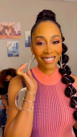 Simone Missick Instagram - THEY DID THAT💕 BTS of the fun @angelacstyles @kymmyizabeauty and @robynvictoriaf and I had getting me glammed for today’s appearance on @thetalkcbs 
Thank you @jenniferfisherjewelry and @alexisbittar for the gorgeous jewelry 

Dress by @ph5official