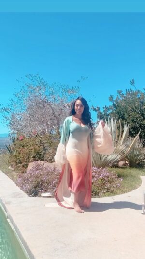 Simone Missick Instagram - DESERT DESSERT 🏜 feeling like a bowl of sorbet in this desert heat. I can’t wait to take a trip. But for now, I’ll just treat work like a vacation. 
@icurenudity @fenoel @kymmyizabeauty @reign.mari.hair @allriseown #fashion #actorslife #howisthispossible #GOD #godisgood #allthetime