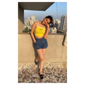 Simran Pareenja Instagram - So they tell me that you lookin’ for a girl like me🎵🌟