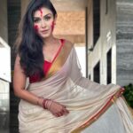 Simran Kaur Hundal Instagram - Sindoor khela ❤️🌹 . . . . . . . . . . . . . . . . . . . . . . . . . . . . . . #sindoorkhela #saree #durgapuja #simranhundal #simrankaur #simrankaurhundal #anamika #durgapuja #durgapujasaree #saree #durgapujafashion #handloom #ethnnicfashion #classysaree #kolkatasaree #indianwear #handwork #kolkataboutique #templeborder #handloomsaree #linensaree #summersaree #ladiesclothing #bengal#durgapujavibes #k #kalipuja #durgapujaspecial ##cottonsaree #bengalisaree #mulsaree