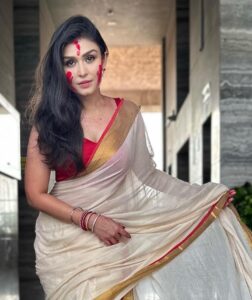 Simran Kaur Hundal Instagram - Sindoor khela ❤️🌹 . . . . . . . . . . . . . . . . . . . . . . . . . . . . . . #sindoorkhela #saree #durgapuja #simranhundal #simrankaur #simrankaurhundal #anamika #durgapuja #durgapujasaree #saree #durgapujafashion #handloom #ethnnicfashion #classysaree #kolkatasaree #indianwear #handwork #kolkataboutique #templeborder #handloomsaree #linensaree #summersaree #ladiesclothing #bengal#durgapujavibes #k #kalipuja #durgapujaspecial ##cottonsaree #bengalisaree #mulsaree