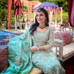 Simran Kaur Hundal Instagram - 😌 . . . . . . . . . . . . #simranhundal #simrankaur #simrankaurhundal #indianwear #weddingwear #tikkaset #indianjewellery #gotapatti #sharara #mehendioutfit