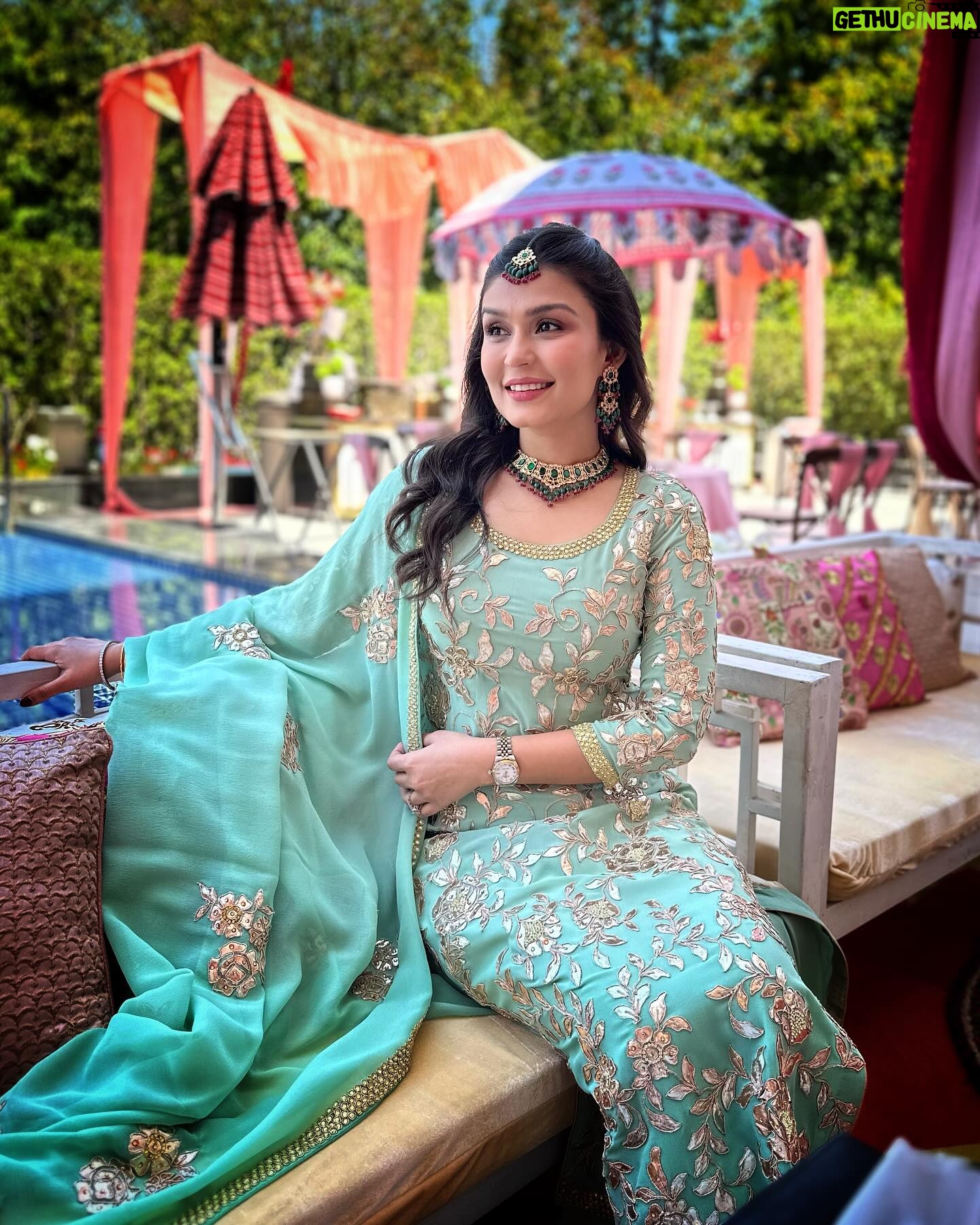 Simran Kaur Hundal Instagram - 😌 . . . . . . . . . . . . #simranhundal #simrankaur #simrankaurhundal #indianwear #weddingwear #tikkaset #indianjewellery #gotapatti #sharara #mehendioutfit