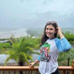Simran Kaur Hundal Instagram - Nothing to say just hoping that some of you see these pics and can share a smile 😊 #smileplease . . . . . . . . . . . . . . . #simranhundal #simrankaur #simrankaurhundal #smile #beach #roomwithaview #tshirtshorts #nomakeup #raw
