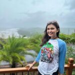 Simran Kaur Hundal Instagram - Nothing to say just hoping that some of you see these pics and can share a smile 😊 #smileplease . . . . . . . . . . . . . . . #simranhundal #simrankaur #simrankaurhundal #smile #beach #roomwithaview #tshirtshorts #nomakeup #raw