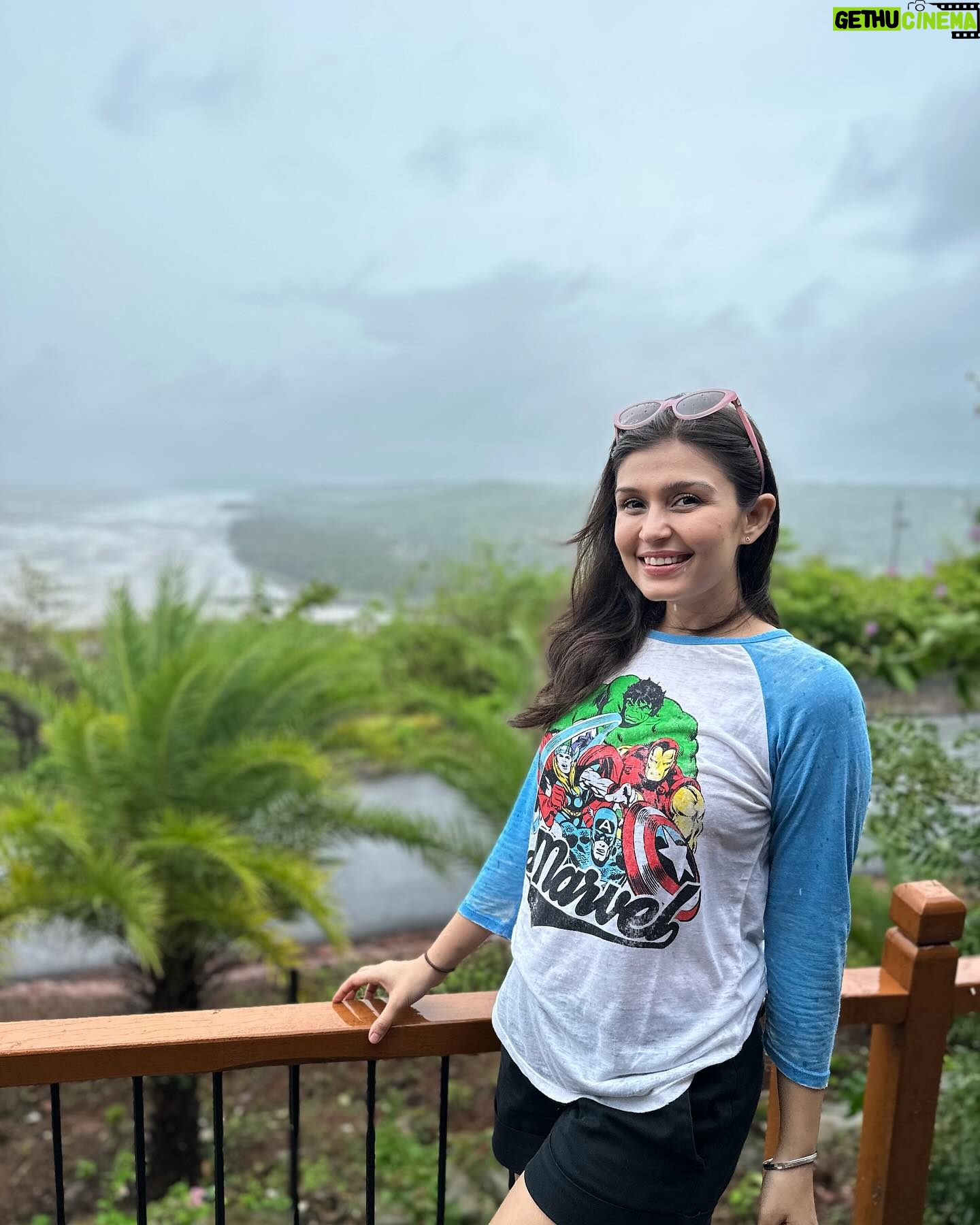 Simran Kaur Hundal Instagram - Nothing to say just hoping that some of you see these pics and can share a smile π #smileplease . . . . . . . . . . . . . . . #simranhundal #simrankaur #simrankaurhundal #smile #beach #roomwithaview #tshirtshorts #nomakeup #raw