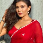 Simran Kaur Hundal Instagram - ♥️🌹 . . . . . . . . . . . . . . . . . . #simranhundal #simrankaur #anamika #handloomsarees #bridalsarees #sareepact #love #style #sari #bhfyp #sareeaddict #dresses #cottonsaree #kanchipuram #ethnic #gowns #instafashion #designersaree #partywear #indiansaree #pattusaree #cottonsarees #suits #shopping #fashionblogger #mumbai #sareeswag #sareeonline #sareesusa #bollywood