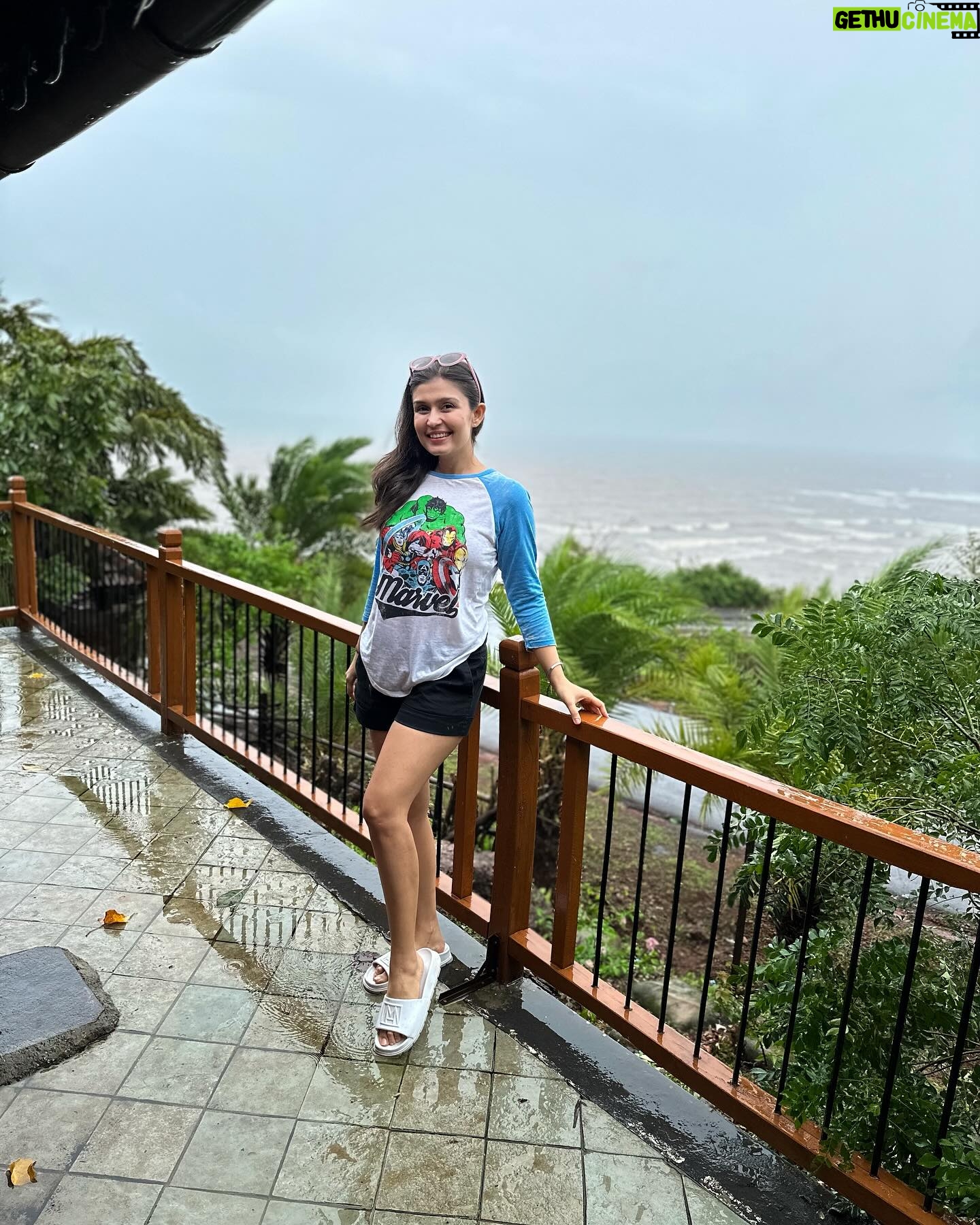 Simran Kaur Hundal Instagram - Wearing my favourite Tshirt , shorts and arm candy ðŸ¤ðŸ§¿ . . . . . . . . . . . . #simranhundal #simrankaur #simrankaurhundal @sikander747 #mrandmrsvirk #couplesgoals #love #rain #beach #maharashtra