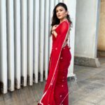 Simran Kaur Hundal Instagram - ♥️🌹 Saree by @suta_bombay . . . . . . . . . . . . . . . . . . . . #simranhundal #simrankaurhundal simrankaur #anamika #sarees #saree #sareelove #fashion #sareelovers #onlineshopping #sareesofinstagram #ethnicwear #sareeblouse #sareefashion #indianwear #sareeindia #handloom #indianfashion #sareedraping #traditional #designersarees #sareecollection #india #sareelover #indianwedding #sareestyle #kurtis #kurti #wedding #lehenga #sareeblousedesigns