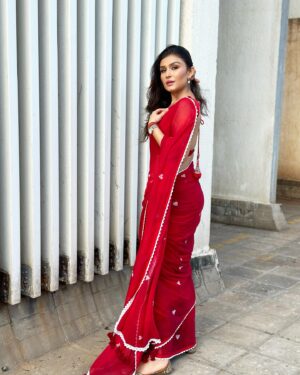 Simran Kaur Hundal Instagram - ♥️🌹
Saree by @suta_bombay 
.
.
.
.
.
.
.
.
.
.
.
.
.
.
.
.
.
.
.
.

#simranhundal #simrankaurhundal simrankaur #anamika #sarees #saree #sareelove #fashion #sareelovers #onlineshopping #sareesofinstagram #ethnicwear #sareeblouse #sareefashion #indianwear #sareeindia #handloom  #indianfashion #sareedraping #traditional #designersarees #sareecollection #india #sareelover #indianwedding #sareestyle #kurtis #kurti #wedding #lehenga #sareeblousedesigns
