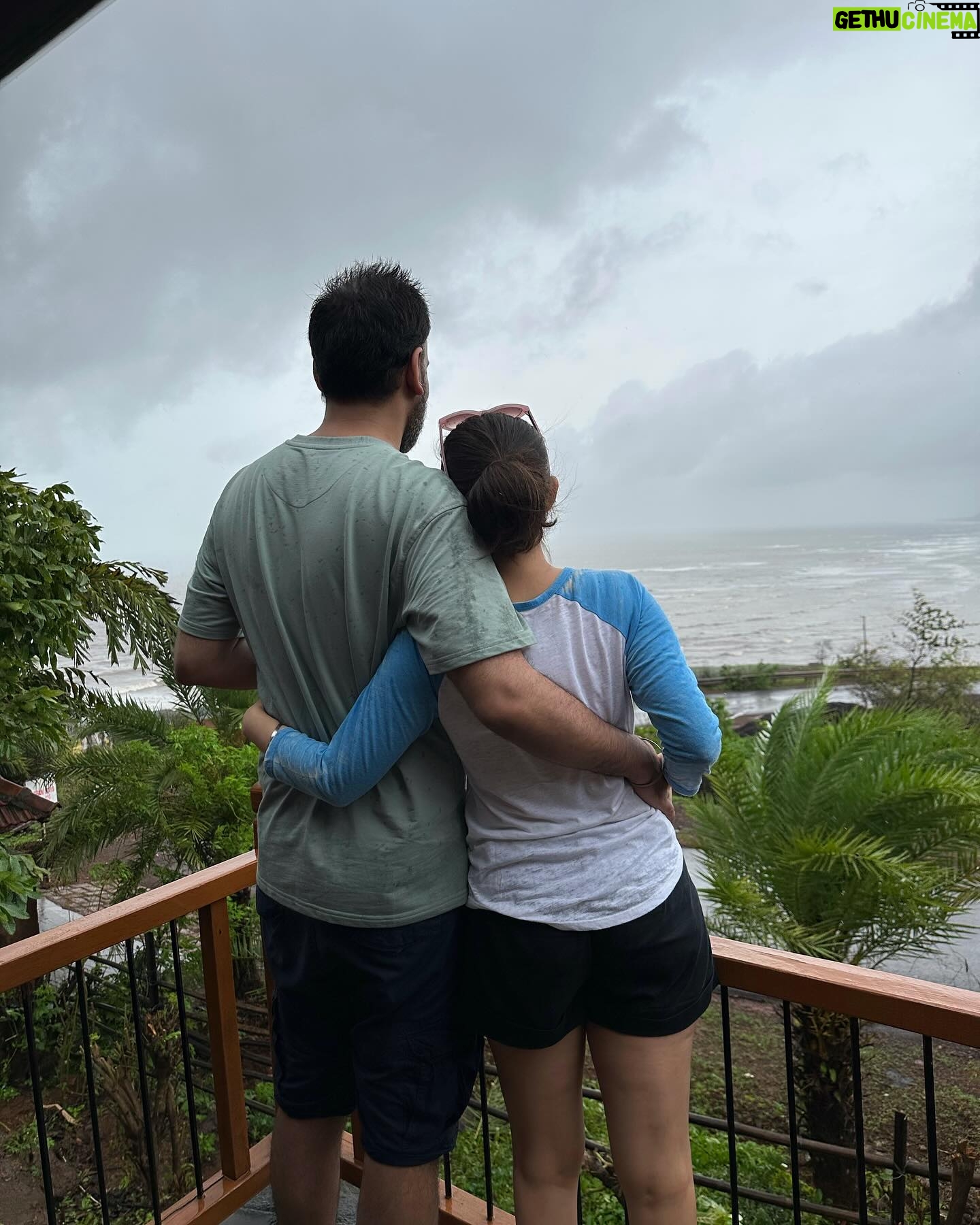 Simran Kaur Hundal Instagram - Wearing my favourite Tshirt , shorts and arm candy ðŸ¤ðŸ§¿ . . . . . . . . . . . . #simranhundal #simrankaur #simrankaurhundal @sikander747 #mrandmrsvirk #couplesgoals #love #rain #beach #maharashtra
