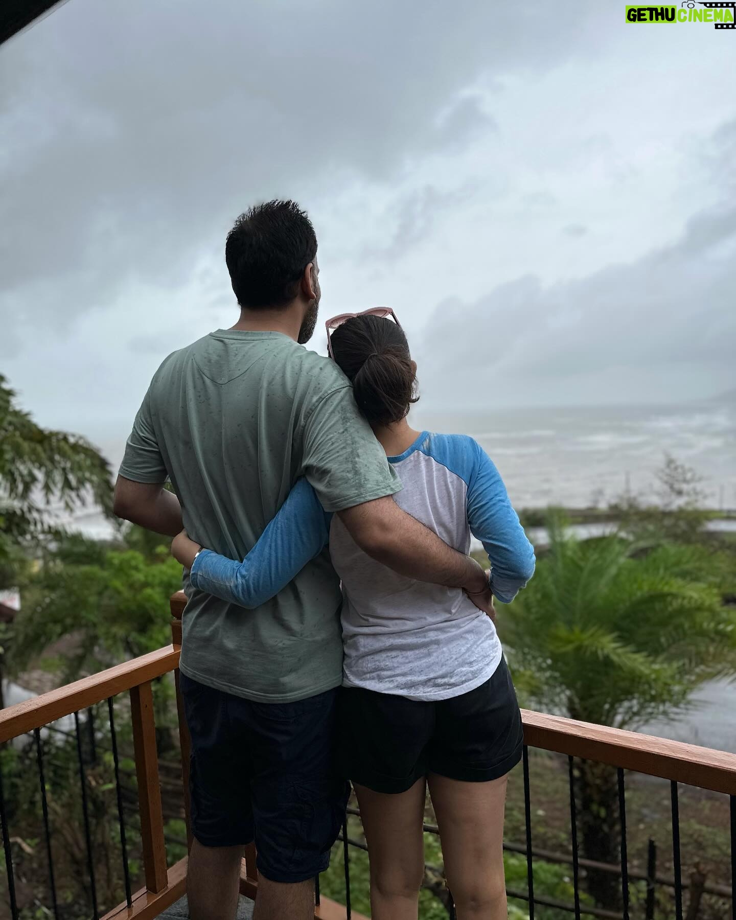 Simran Kaur Hundal Instagram - Wearing my favourite Tshirt , shorts and arm candy 🤭🧿 . . . . . . . . . . . . #simranhundal #simrankaur #simrankaurhundal @sikander747 #mrandmrsvirk #couplesgoals #love #rain #beach #maharashtra
