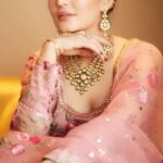 Simran Kaur Hundal Instagram - I will over share 🤭 let’s see if you like it 🤓 . . . . . . . . . . . #simrankaur #simrankaurhundal #simranhundal #polki #polkijewellery #polkitikkaset #passa #weddingwear #festivewear #indianwear #punjabi #punjabikudi #mehndi #mehendi