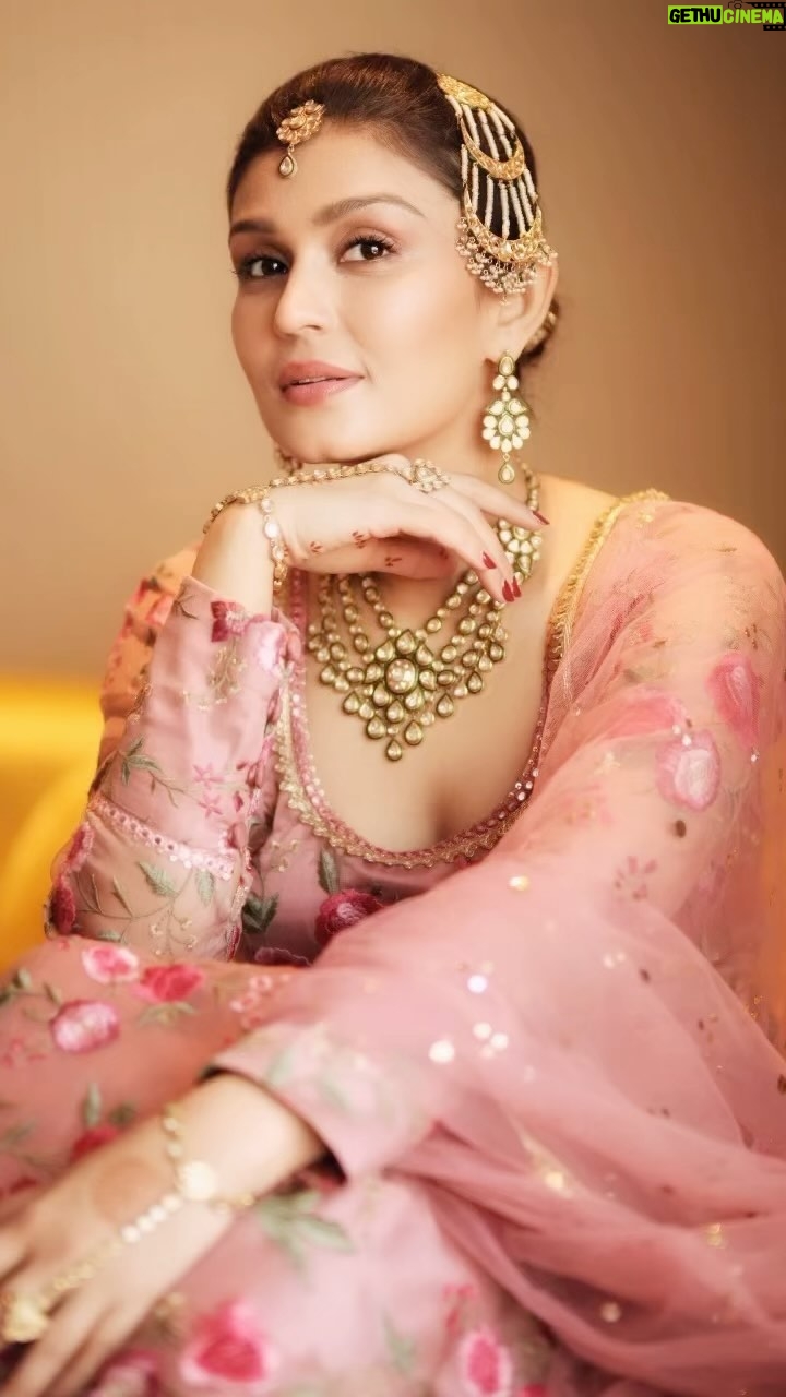 Simran Kaur Hundal Instagram - I will over share 🤭 let’s see if you like it 🤓 . . . . . . . . . . . #simrankaur #simrankaurhundal #simranhundal #polki #polkijewellery #polkitikkaset #passa #weddingwear #festivewear #indianwear #punjabi #punjabikudi #mehndi #mehendi