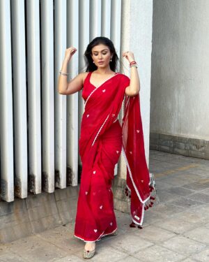 Simran Kaur Hundal Instagram - ♥️🌹
Saree by @suta_bombay 
.
.
.
.
.
.
.
.
.
.
.
.
.
.
.
.
.
.
.
.

#simranhundal #simrankaurhundal simrankaur #anamika #sarees #saree #sareelove #fashion #sareelovers #onlineshopping #sareesofinstagram #ethnicwear #sareeblouse #sareefashion #indianwear #sareeindia #handloom  #indianfashion #sareedraping #traditional #designersarees #sareecollection #india #sareelover #indianwedding #sareestyle #kurtis #kurti #wedding #lehenga #sareeblousedesigns