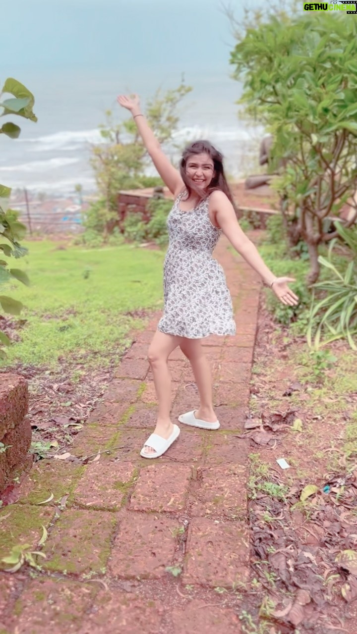Simran Kaur Hundal Instagram - Live a little,laugh a little 🤗 run a little ☺️😜 Always a good time when @oliveakatidi is around ❤️ . . . . . . . . . . . . #simranhundal #olive #shihtzu #puppiesofinstagram #doglover #maharashtra #summervibes #simrankaur