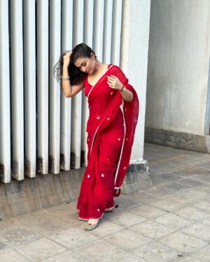 Simran Kaur Hundal Instagram - ♥️🌹
Saree by @suta_bombay 
.
.
.
.
.
.
.
.
.
.
.
.
.
.
.
.
.
.
.
.

#simranhundal #simrankaurhundal simrankaur #anamika #sarees #saree #sareelove #fashion #sareelovers #onlineshopping #sareesofinstagram #ethnicwear #sareeblouse #sareefashion #indianwear #sareeindia #handloom  #indianfashion #sareedraping #traditional #designersarees #sareecollection #india #sareelover #indianwedding #sareestyle #kurtis #kurti #wedding #lehenga #sareeblousedesigns