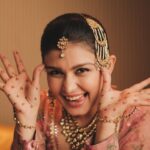 Simran Kaur Hundal Instagram - Sugar and spice ☺️ . . . . . . . . . . . . . #simrankaur #simrankaurhundal #simranhundal #polki #polkijewellery #polkitikkaset #passa #weddingwear #festivewear #indianwear #punjabi #punjabikudi #mehndi #mehendi