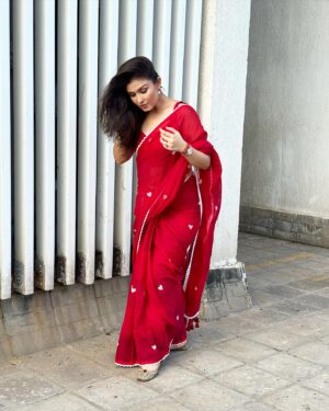 Simran Kaur Hundal Instagram - ♥️🌹
Saree by @suta_bombay 
.
.
.
.
.
.
.
.
.
.
.
.
.
.
.
.
.
.
.
.

#simranhundal #simrankaurhundal simrankaur #anamika #sarees #saree #sareelove #fashion #sareelovers #onlineshopping #sareesofinstagram #ethnicwear #sareeblouse #sareefashion #indianwear #sareeindia #handloom  #indianfashion #sareedraping #traditional #designersarees #sareecollection #india #sareelover #indianwedding #sareestyle #kurtis #kurti #wedding #lehenga #sareeblousedesigns