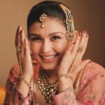 Simran Kaur Hundal Instagram - Sugar and spice ☺️ . . . . . . . . . . . . . #simrankaur #simrankaurhundal #simranhundal #polki #polkijewellery #polkitikkaset #passa #weddingwear #festivewear #indianwear #punjabi #punjabikudi #mehndi #mehendi
