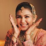 Simran Kaur Hundal Instagram - Sugar and spice ☺️ . . . . . . . . . . . . . #simrankaur #simrankaurhundal #simranhundal #polki #polkijewellery #polkitikkaset #passa #weddingwear #festivewear #indianwear #punjabi #punjabikudi #mehndi #mehendi