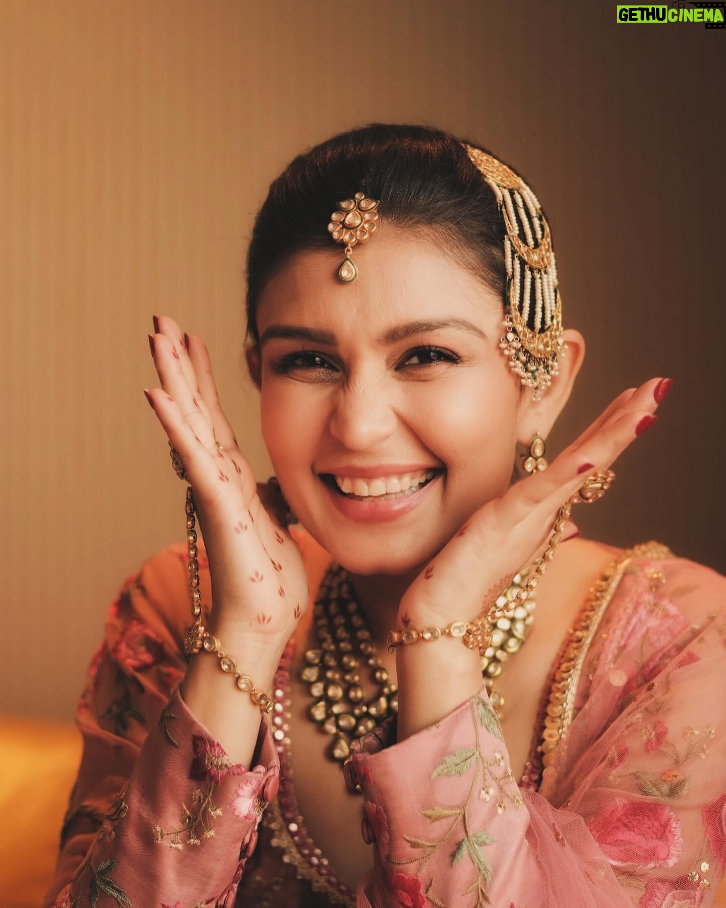Simran Kaur Hundal Instagram - Sugar and spice ☺️ . . . . . . . . . . . . . #simrankaur #simrankaurhundal #simranhundal #polki #polkijewellery #polkitikkaset #passa #weddingwear #festivewear #indianwear #punjabi #punjabikudi #mehndi #mehendi