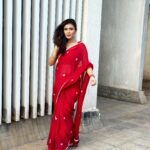 Simran Kaur Hundal Instagram - ♥️🌹 Saree by @suta_bombay . . . . . . . . . . . . . . . . . . . . #simranhundal #simrankaurhundal simrankaur #anamika #sarees #saree #sareelove #fashion #sareelovers #onlineshopping #sareesofinstagram #ethnicwear #sareeblouse #sareefashion #indianwear #sareeindia #handloom #indianfashion #sareedraping #traditional #designersarees #sareecollection #india #sareelover #indianwedding #sareestyle #kurtis #kurti #wedding #lehenga #sareeblousedesigns