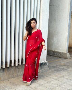 Simran Kaur Hundal Instagram - ♥️🌹
Saree by @suta_bombay 
.
.
.
.
.
.
.
.
.
.
.
.
.
.
.
.
.
.
.
.

#simranhundal #simrankaurhundal simrankaur #anamika #sarees #saree #sareelove #fashion #sareelovers #onlineshopping #sareesofinstagram #ethnicwear #sareeblouse #sareefashion #indianwear #sareeindia #handloom  #indianfashion #sareedraping #traditional #designersarees #sareecollection #india #sareelover #indianwedding #sareestyle #kurtis #kurti #wedding #lehenga #sareeblousedesigns