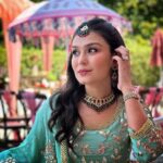 Simran Kaur Hundal Instagram - 😌 . . . . . . . . . . . . #simranhundal #simrankaur #simrankaurhundal #indianwear #weddingwear #tikkaset #indianjewellery #gotapatti #sharara #mehendioutfit