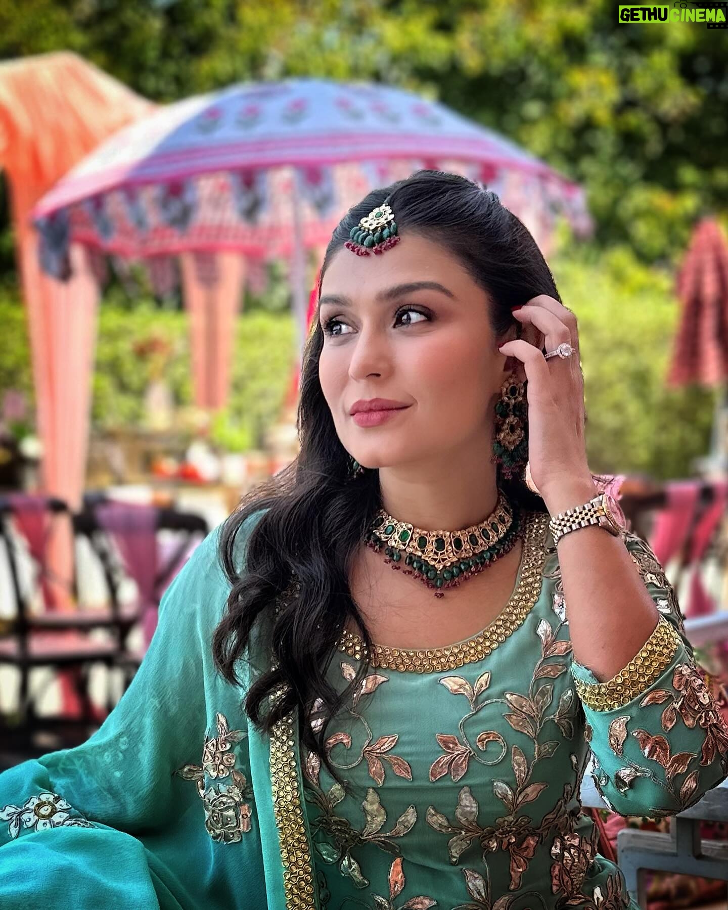 Simran Kaur Hundal Instagram - 😌 . . . . . . . . . . . . #simranhundal #simrankaur #simrankaurhundal #indianwear #weddingwear #tikkaset #indianjewellery #gotapatti #sharara #mehendioutfit