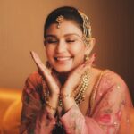Simran Kaur Hundal Instagram - Sugar and spice ☺️ . . . . . . . . . . . . . #simrankaur #simrankaurhundal #simranhundal #polki #polkijewellery #polkitikkaset #passa #weddingwear #festivewear #indianwear #punjabi #punjabikudi #mehndi #mehendi