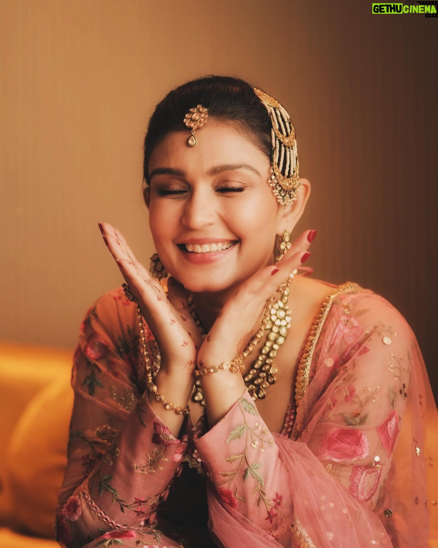Simran Kaur Hundal Instagram - Sugar and spice ☺️ . . . . . . . . . . . . . #simrankaur #simrankaurhundal #simranhundal #polki #polkijewellery #polkitikkaset #passa #weddingwear #festivewear #indianwear #punjabi #punjabikudi #mehndi #mehendi