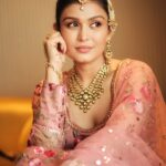 Simran Kaur Hundal Instagram - I’m getting braver to share little insights, don’t know how long it will last 🤭 . . . . . . . . . . . . . . #simrankaur #simrankaurhundal #simranhundal #polki #polkijewellery #polkitikkaset #passa #weddingwear #festivewear #indianwear #punjabi #punjabikudi