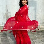 Simran Kaur Hundal Instagram - Always winning when wearing a saree 🌹♥️ @suta_bombay . . . . . . . . . . . . . . . . #simranhundal #anamika #sonytv #sarees #saree #sareelove #fashion #sareelovers #onlineshopping #sareesofinstagram #ethnicwear #sareeblouse #sareefashion #indianwear #sareeindia #handloom #indianfashion #sareedraping #traditional #designersarees #sareecollection #india #sareelover #indianwedding #sareestyle #kurtis #kurti #wedding #lehenga #sareeblousedesigns