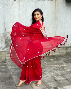 Simran Kaur Hundal Instagram - Always winning when wearing a saree 🌹♥️
@suta_bombay 
.
.
.
.
.
.
.
.
.
.
.
.
.
.
.
.

#simranhundal #anamika #sonytv #sarees #saree #sareelove #fashion #sareelovers #onlineshopping #sareesofinstagram #ethnicwear #sareeblouse #sareefashion #indianwear #sareeindia #handloom  #indianfashion #sareedraping #traditional #designersarees #sareecollection #india #sareelover #indianwedding #sareestyle #kurtis #kurti #wedding #lehenga #sareeblousedesigns