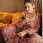 Simran Kaur Hundal Instagram - I’m getting braver to share little insights, don’t know how long it will last 🤭 . . . . . . . . . . . . . . #simrankaur #simrankaurhundal #simranhundal #polki #polkijewellery #polkitikkaset #passa #weddingwear #festivewear #indianwear #punjabi #punjabikudi