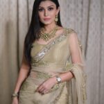 Simran Kaur Hundal Instagram - How could I forget posting these 🙈 . . . . . . . . . . . . . . . . . #simranhundal #ladylike #saree #polkijewellery #polki #simrankaur #wedding #weddingwear #weddingsaree #weddingfashion