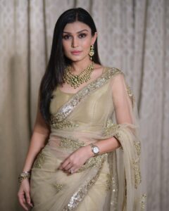 Simran Kaur Hundal Instagram - How could I forget posting these 🙈 . . . . . . . . . . . . . . . . . #simranhundal #ladylike #saree #polkijewellery #polki #simrankaur #wedding #weddingwear #weddingsaree #weddingfashion