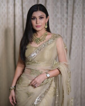 Simran Kaur Hundal Instagram - How could I forget posting these 🙈 
.
.
.
.
.
.
.
.
.
.
.
.
.
.
.
.
.
#simranhundal #ladylike #saree #polkijewellery #polki #simrankaur #wedding #weddingwear #weddingsaree #weddingfashion