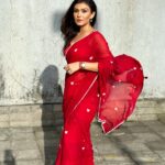 Simran Kaur Hundal Instagram - Always winning when wearing a saree 🌹♥️ @suta_bombay . . . . . . . . . . . . . . . . #simranhundal #anamika #sonytv #sarees #saree #sareelove #fashion #sareelovers #onlineshopping #sareesofinstagram #ethnicwear #sareeblouse #sareefashion #indianwear #sareeindia #handloom #indianfashion #sareedraping #traditional #designersarees #sareecollection #india #sareelover #indianwedding #sareestyle #kurtis #kurti #wedding #lehenga #sareeblousedesigns