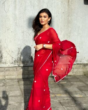 Simran Kaur Hundal Instagram - Always winning when wearing a saree 🌹♥️
@suta_bombay 
.
.
.
.
.
.
.
.
.
.
.
.
.
.
.
.

#simranhundal #anamika #sonytv #sarees #saree #sareelove #fashion #sareelovers #onlineshopping #sareesofinstagram #ethnicwear #sareeblouse #sareefashion #indianwear #sareeindia #handloom  #indianfashion #sareedraping #traditional #designersarees #sareecollection #india #sareelover #indianwedding #sareestyle #kurtis #kurti #wedding #lehenga #sareeblousedesigns