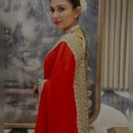 Simran Kaur Hundal Instagram - 🌹 . . . . . . . #simrankaur #simranhundal #simrankaurhundal #saree #sareelove #anamika #redsaree #polkijewellery #polkichoker #weddingsaree #festivewear #indianwear