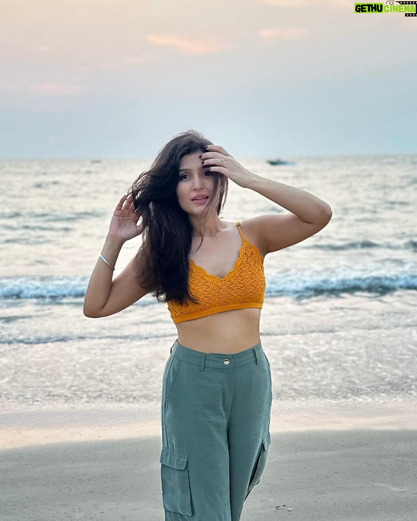 Simran Kaur Hundal Instagram - 🌻🌻🌻 . . . . . . . . . . . . #simranhundal #simrankaurhundal #beachgirl