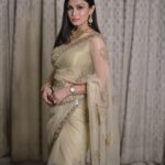 Simran Kaur Hundal Instagram - How could I forget posting these 🙈 . . . . . . . . . . . . . . . . . #simranhundal #ladylike #saree #polkijewellery #polki #simrankaur #wedding #weddingwear #weddingsaree #weddingfashion