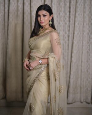Simran Kaur Hundal Instagram - How could I forget posting these 🙈 
.
.
.
.
.
.
.
.
.
.
.
.
.
.
.
.
.
#simranhundal #ladylike #saree #polkijewellery #polki #simrankaur #wedding #weddingwear #weddingsaree #weddingfashion