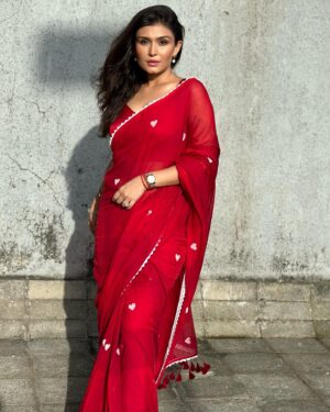 Simran Kaur Hundal Instagram - Always winning when wearing a saree 🌹♥️
@suta_bombay 
.
.
.
.
.
.
.
.
.
.
.
.
.
.
.
.

#simranhundal #anamika #sonytv #sarees #saree #sareelove #fashion #sareelovers #onlineshopping #sareesofinstagram #ethnicwear #sareeblouse #sareefashion #indianwear #sareeindia #handloom  #indianfashion #sareedraping #traditional #designersarees #sareecollection #india #sareelover #indianwedding #sareestyle #kurtis #kurti #wedding #lehenga #sareeblousedesigns